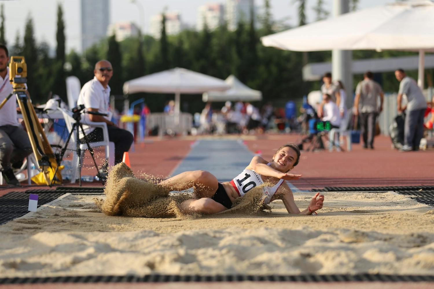 en længdespringer er lige landet i sandet til et stort stævne
